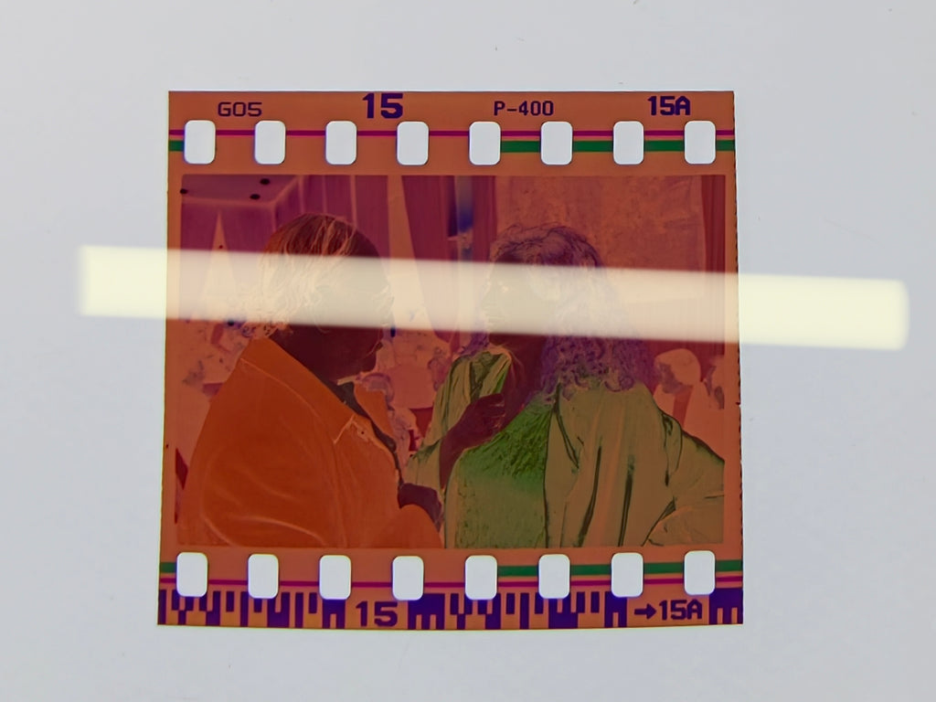 Original-Fotonegativ des Komponisten und Pianisten Carles Santos im Gespräch mit Carmen Alborch, Premis Octubre Valencia 1999, 35-mm-Film, selten.