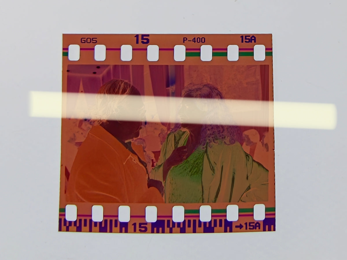 Original-Fotonegativ des Komponisten und Pianisten Carles Santos im Gespräch mit Carmen Alborch, Premis Octubre Valencia 1999, 35-mm-Film, selten.