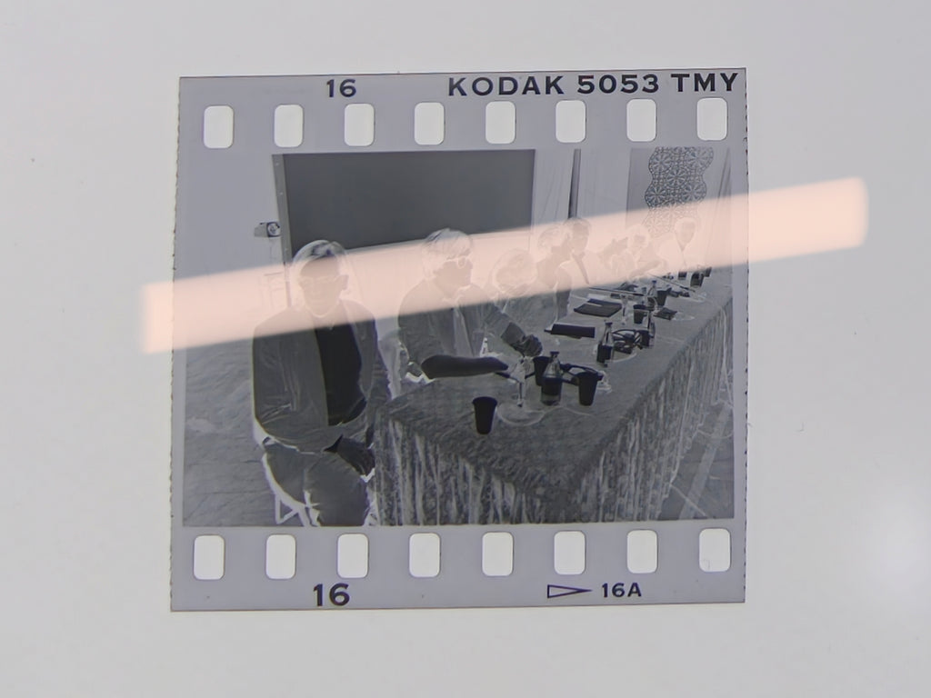 Originales Fotonegativ des Schauspielers und Theaterregisseurs Josep Maria Flotats mit geschlossenen Augen während der Preisverleihung Premis Octubre in Valencia 1995, 35mm-Film, selten.