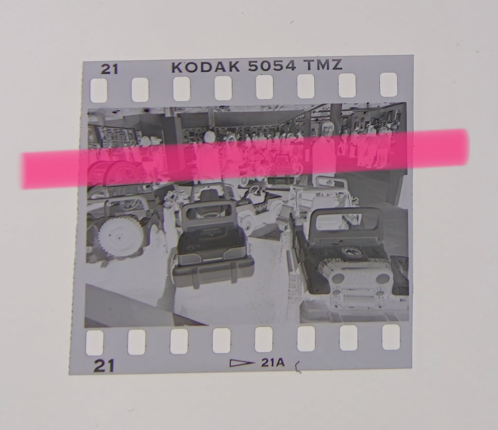 Originales Fotonegativ einer Ausstellung von Kinderautos und -motorrädern auf der Internationalen Spielwarenmesse Valencia 1996, 35-mm-Film, selten