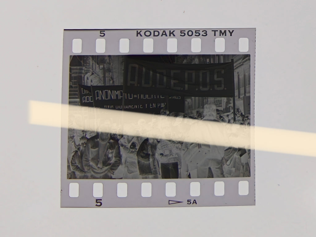 Negativo fotográfico original marcha ADDEPOS bajo pancarta por derechos VIH Sida Valencia 1989 35mm film Rare