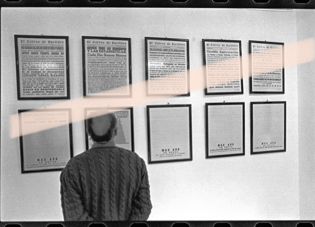 Originales Negativfoto eines Besuchers vor der Ausstellung El Correo de Euclides von Max Aub Segorbe 1995 35mm-Film Selten