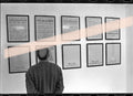 Originales Negativfoto eines Besuchers vor der Ausstellung El Correo de Euclides von Max Aub Segorbe 1995 35mm-Film Selten