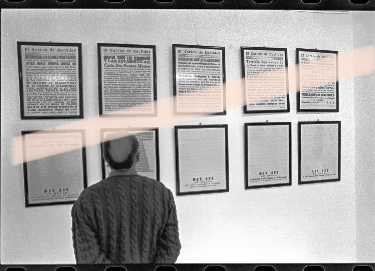 Originales Negativfoto eines Besuchers vor der Ausstellung El Correo de Euclides von Max Aub Segorbe 1995 35mm-Film Selten