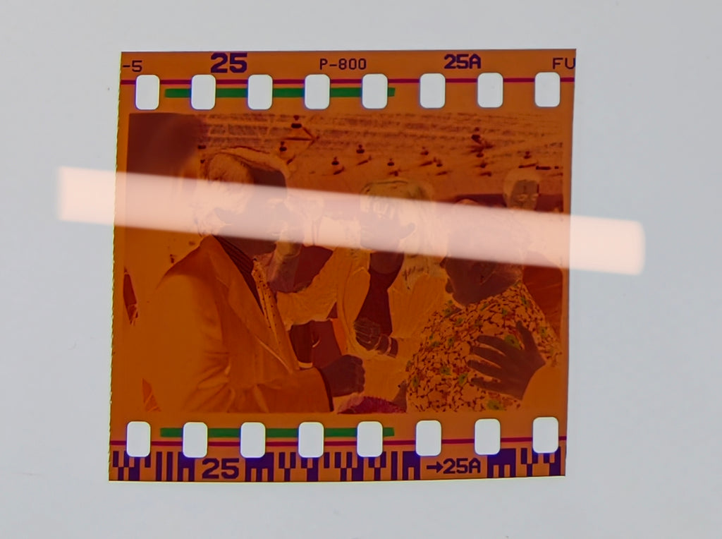 Originales Fotonegativ von José María Aznar im lächelnden Gespräch mit Teilnehmern auf der Feria Valencia 2002, 35-mm-Film, selten