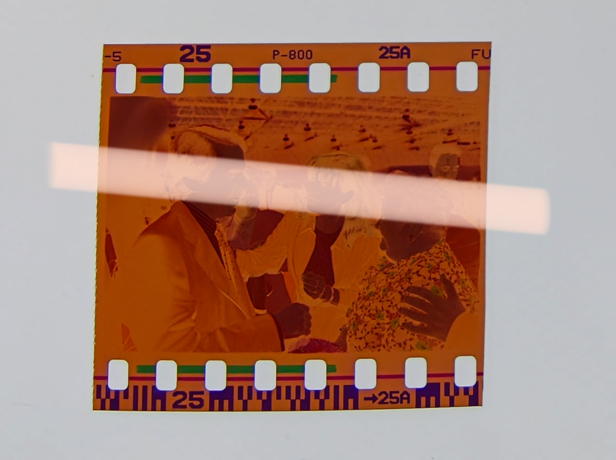 Originales Fotonegativ von José María Aznar im lächelnden Gespräch mit Teilnehmern auf der Feria Valencia 2002, 35-mm-Film, selten