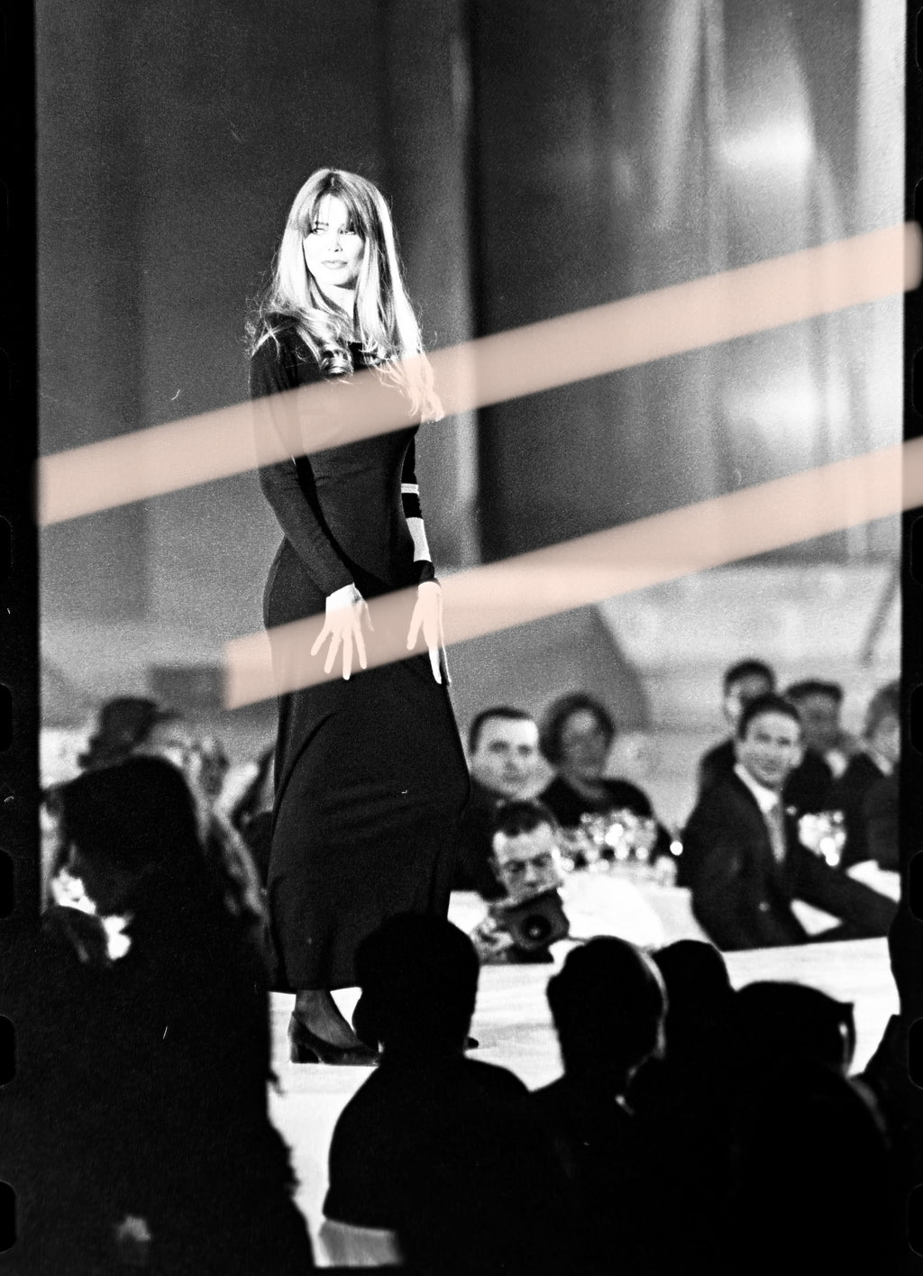 Negativo fotográfico original Claudia Schiffer modelo posando en pasarela Premios Nova Valencia 1997 35mm film Rare