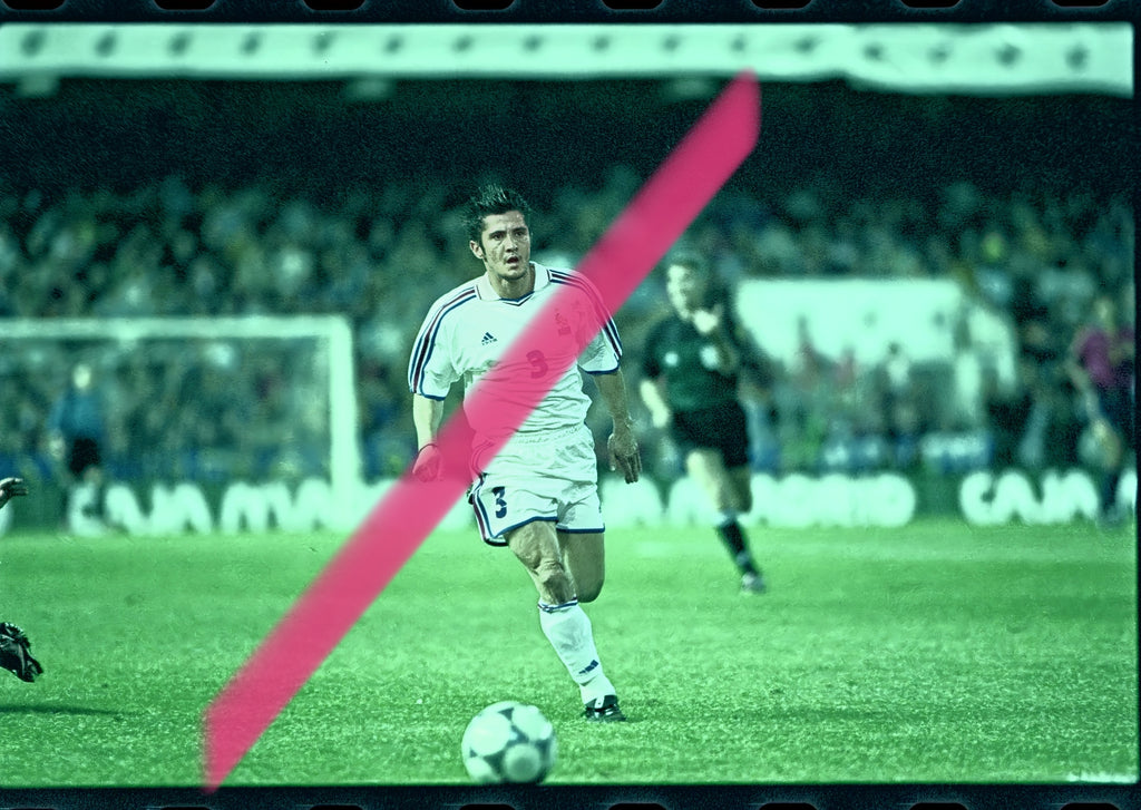 Negativo fotográfico original Bixente Lizarazu selección francesa fútbol avanzando con el balón Mestalla España Francia 2001 35mm film Rare