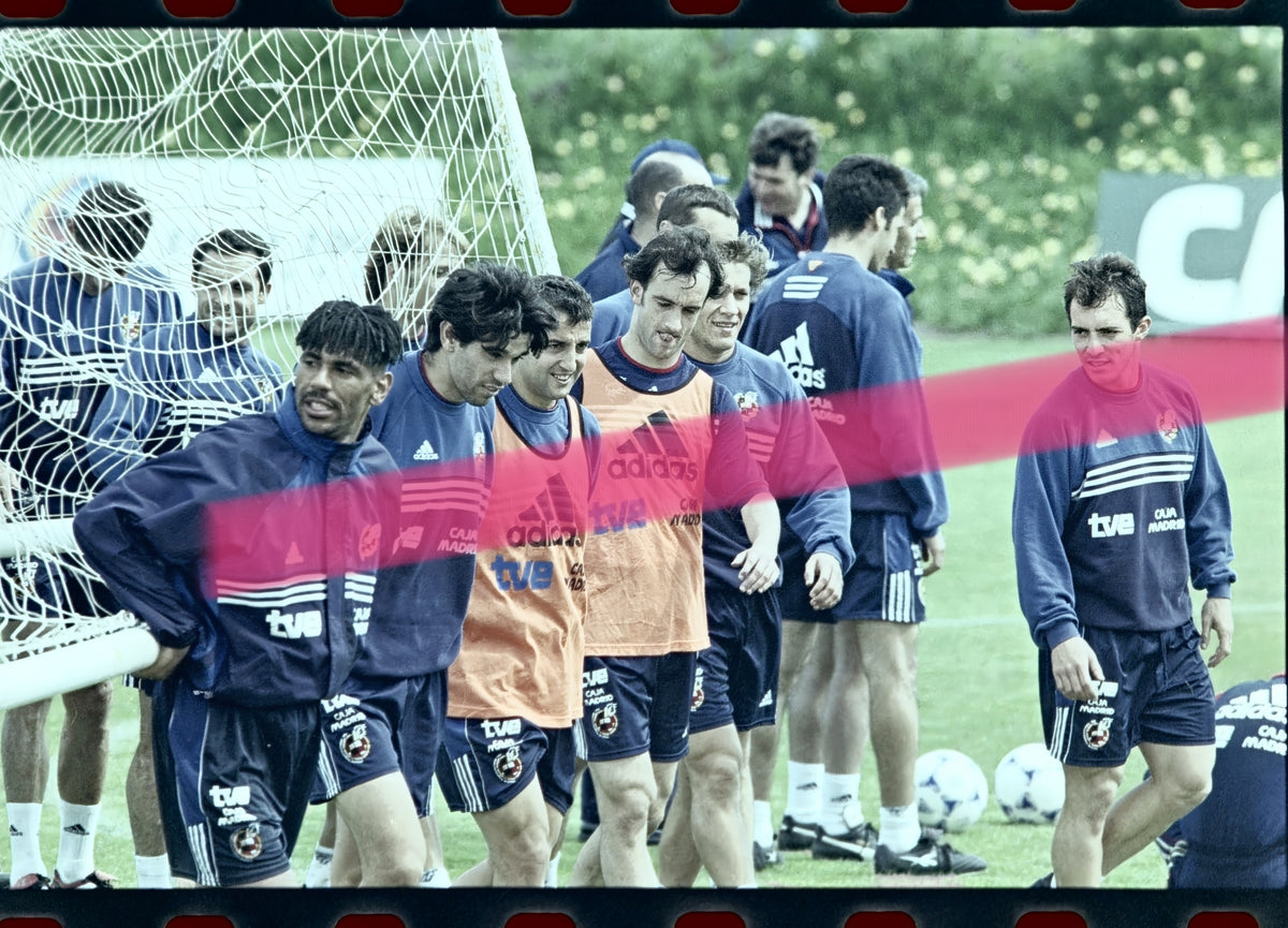 Negativo fotográfico original Selección Española de fútbol ambiente de entrenamiento en Valencia 1999 35mm film Rare