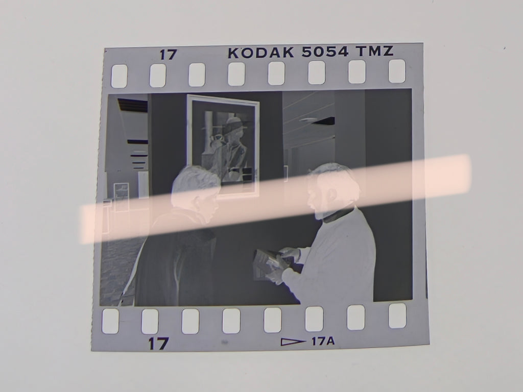 Originales Fotonegativ Besucher im Gespräch vor einem Bild von Max Aub Ausstellung Segorbe 1995 35mm Film Rarität
