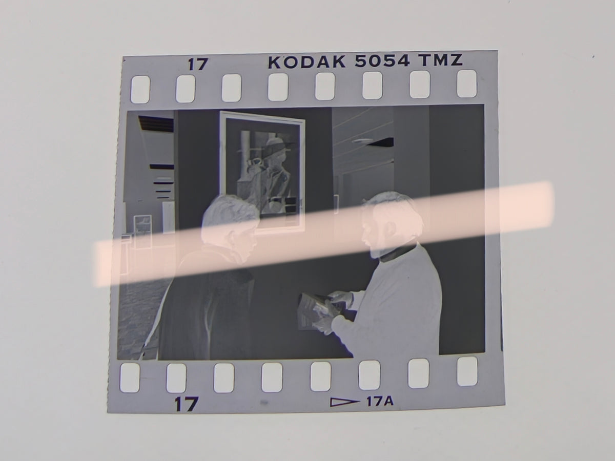 Originales Fotonegativ Besucher im Gespräch vor einem Bild von Max Aub Ausstellung Segorbe 1995 35mm Film Rarität