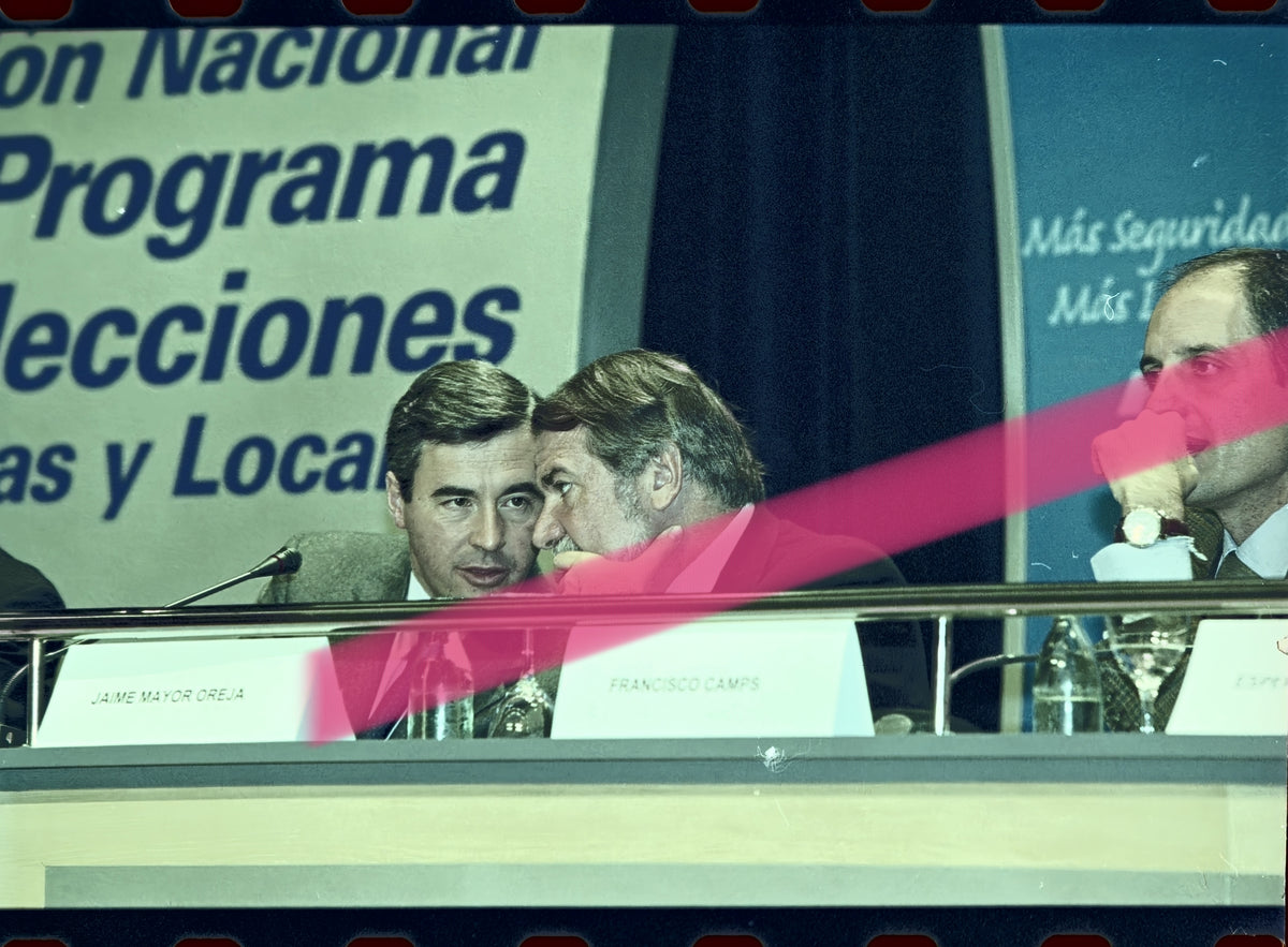Negativo fotográfico original Jaime Mayor Oreja y Ángel Acebes conversando Convención Nacional PP Valencia 2002 35mm film Rare