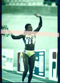 Negativo fotográfico original Merlene Ottey atleta jamaicana plusmarquista mundial saludando al público Valencia 2000 35mm film Rare