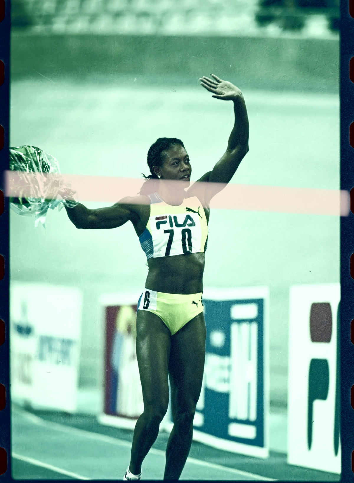 Negativo fotográfico original Merlene Ottey atleta jamaicana plusmarquista mundial saludando al público Valencia 2000 35mm film Rare