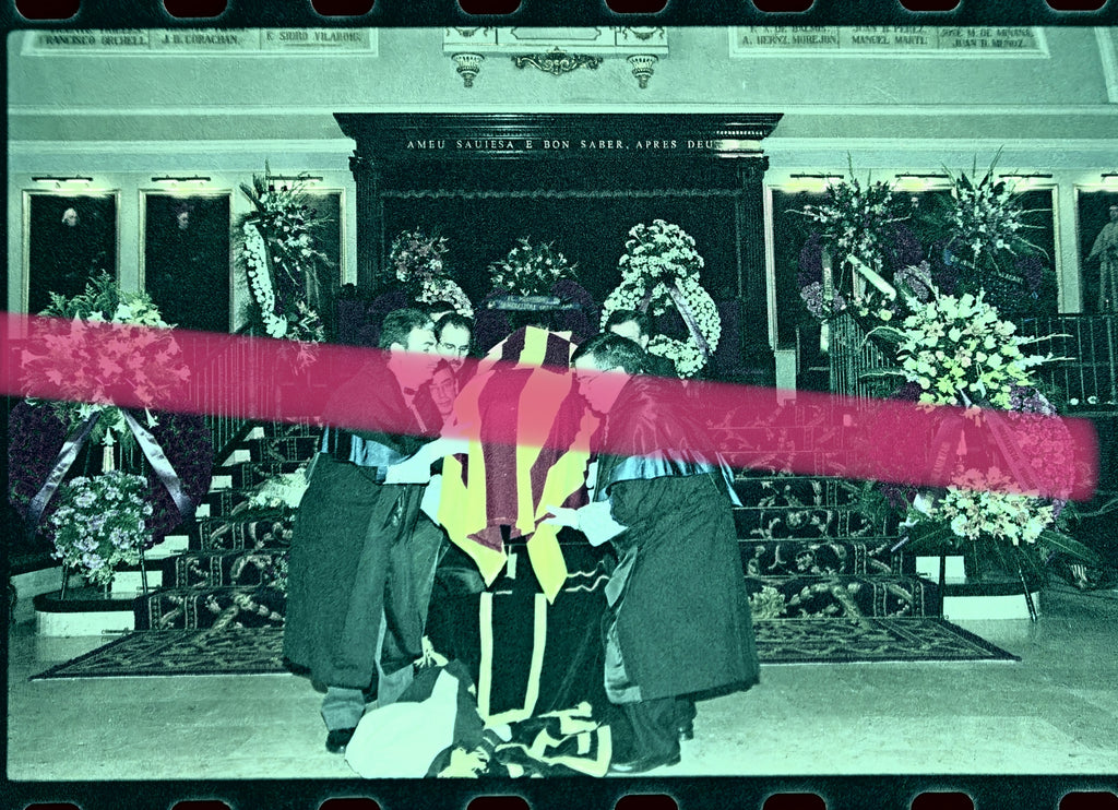 Negativo fotográfico original Enric Valor escritor y lingüista traslado del féretro desde la capilla ardiente Universitat de València 2000 35mm film Rare