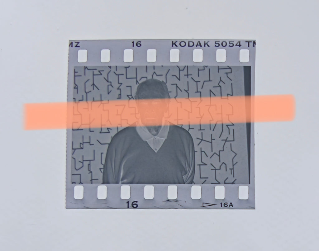 Original-Fotonegativ Pablo Palazuelo Nahaufnahme vor seinem Werk IVAM Valencia 1996 35mm Film Selten