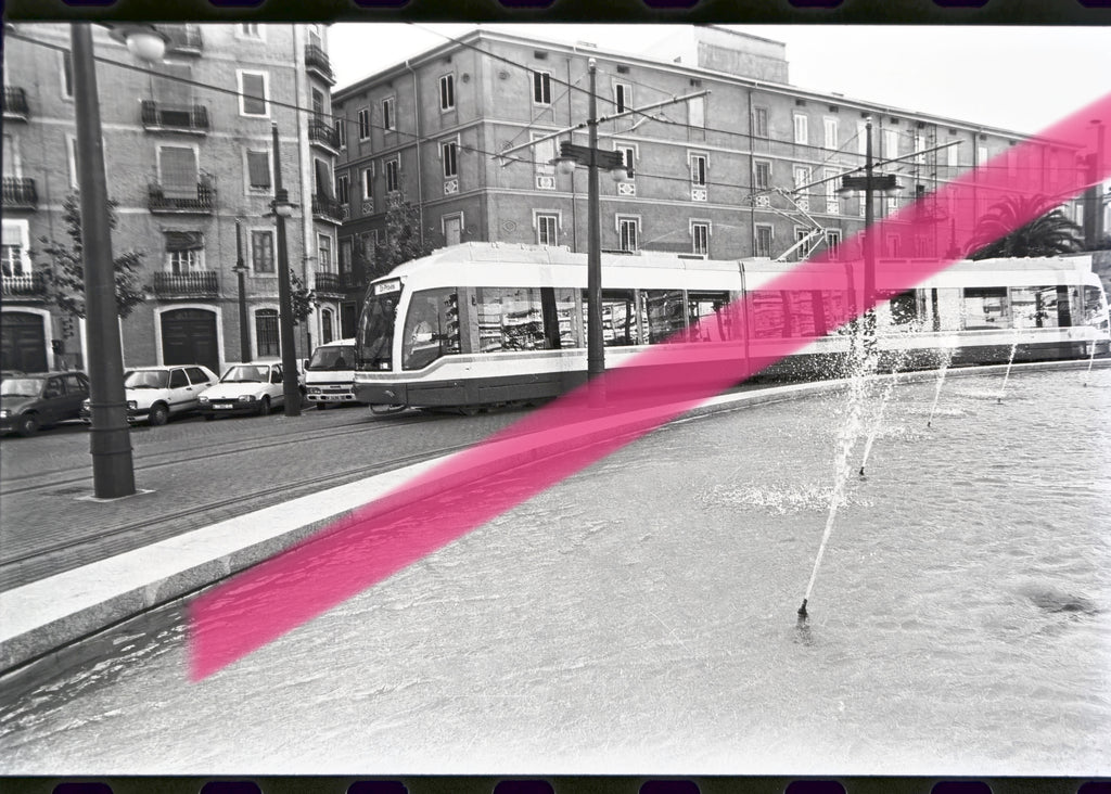 Negativo fotográfico original tranvía FGV en pruebas junto a fuente antes inauguración Línea 4 Valencia 1994 35mm film Rare