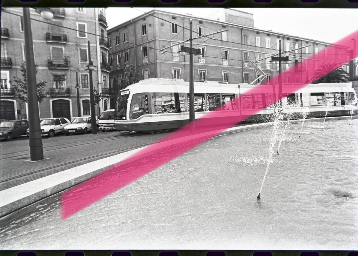 Negativo fotográfico original tranvía FGV en pruebas junto a fuente antes inauguración Línea 4 Valencia 1994 35mm film Rare