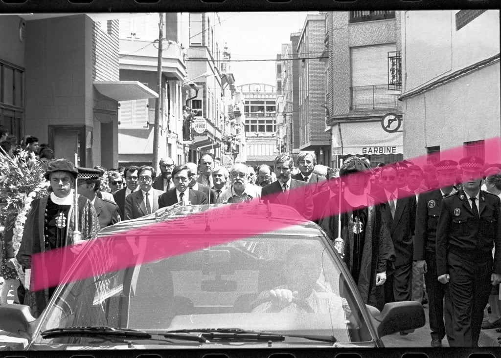 Negativo fotográfico original entierro del escritor y ensayista Joan Fuster cortejo con Joan Lerma Sueca Valencia 1992 35mm film Rare