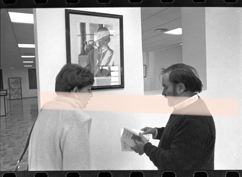 Originales Fotonegativ Besucher im Gespräch vor einem Bild von Max Aub Ausstellung Segorbe 1995 35mm Film Rarität