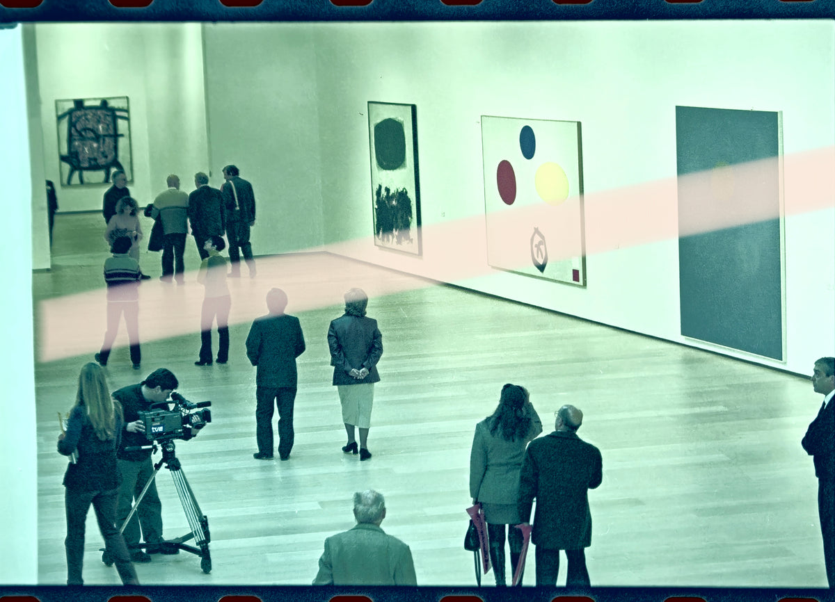 Negativo fotográfico original pintor Adolph Gottlieb cámara de TVE y público en retrospectiva IVAM Valencia 2001 35mm film Rare