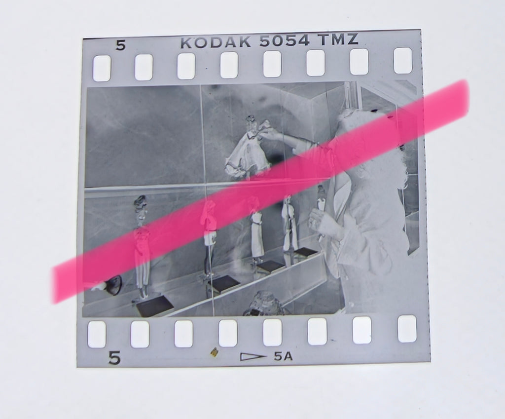 Originales Fotonegativ Frau beim Anpassen einer Barbie-Puppe, Ausstellung „Barbie, Kreation und Design“ 35-jähriges Jubiläum Valencia 1995 35mm-Film Selten