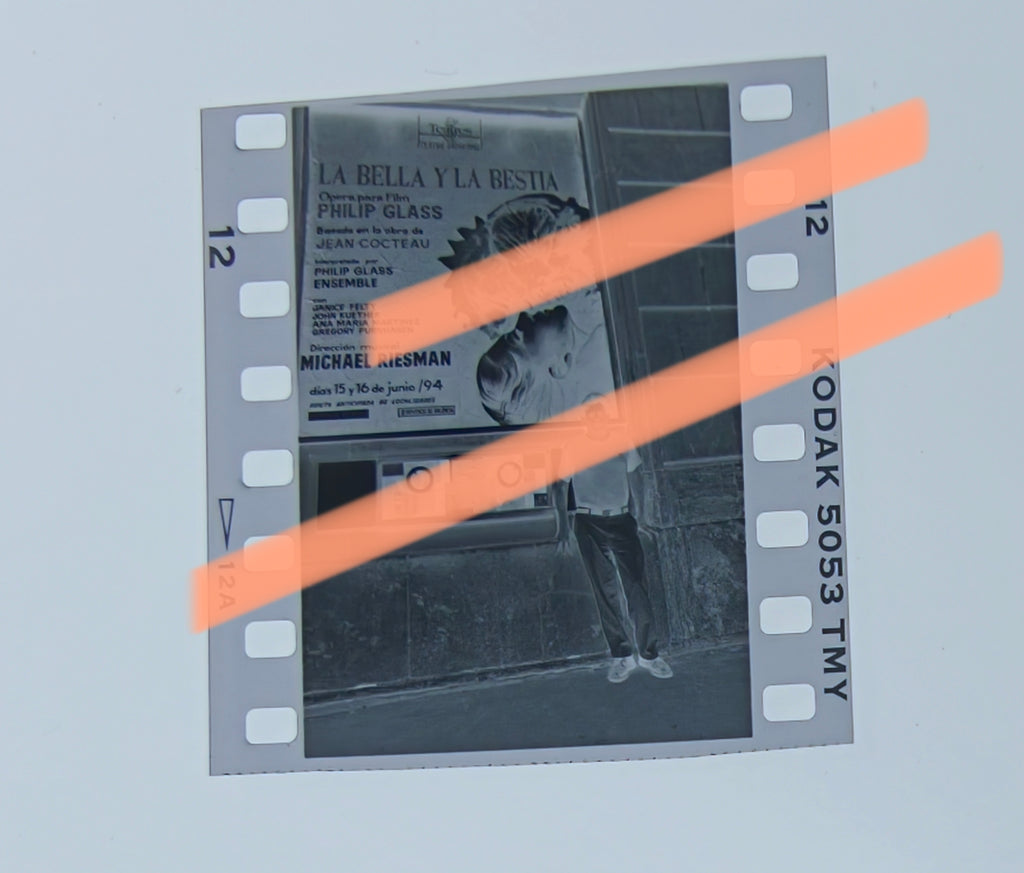 Negativo fotográfico original Philip Glass compositor junto a cartel Valencia 1994 35mm film Rare