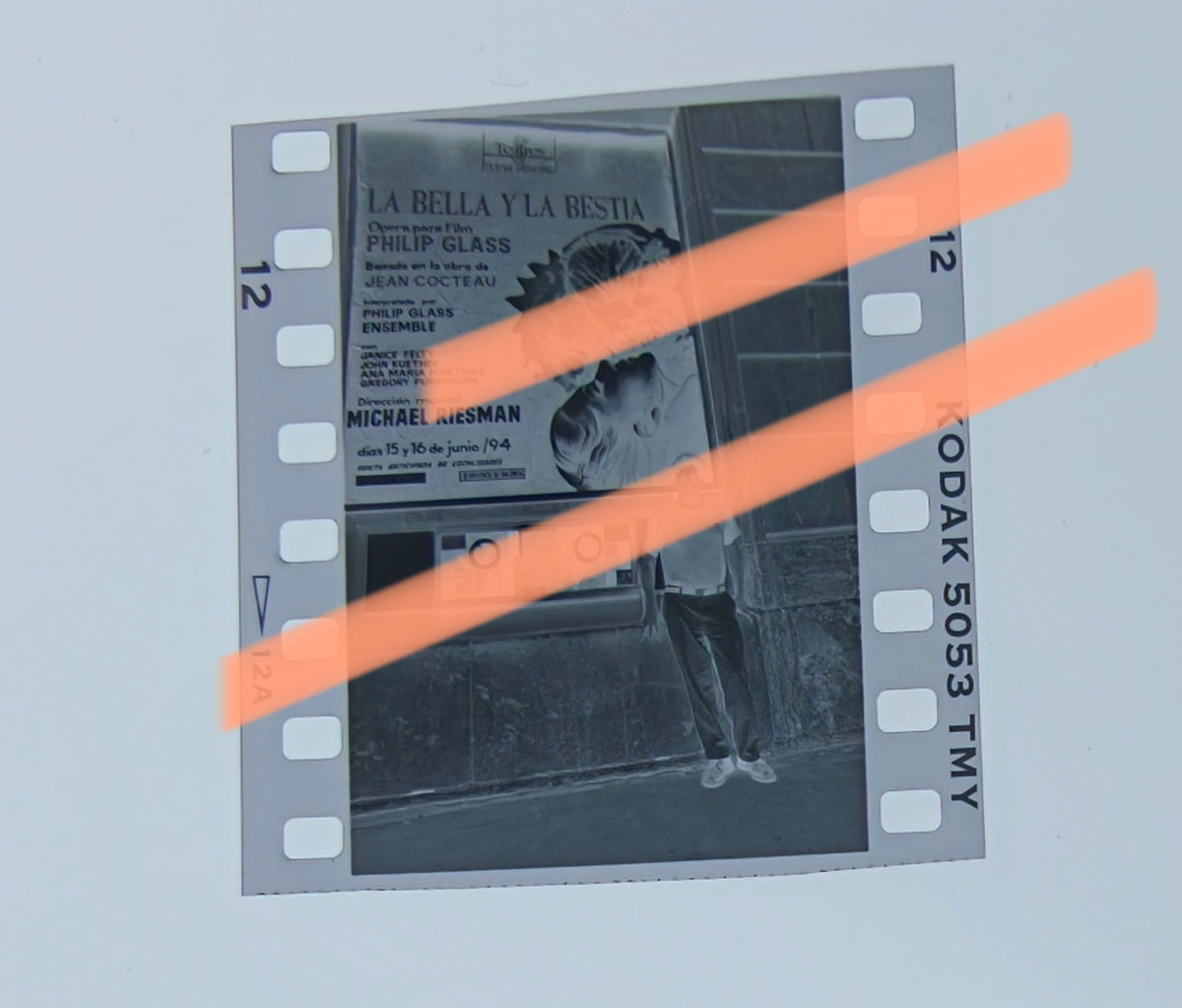 Negativo fotográfico original Philip Glass compositor junto a cartel Valencia 1994 35mm film Rare