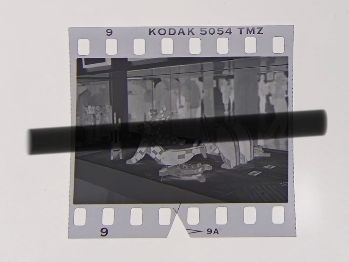 Negativo fotográfico original figuras y juguetes de madera de Joaquín Torres-García en vitrina IVAM Valencia 1997 35mm film Rare