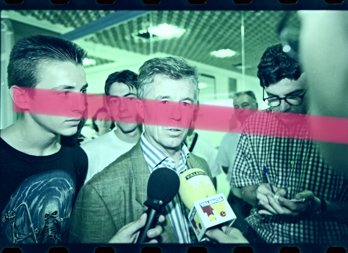 Original photographic negative hostages Iberia plane hijacking statements to the press Manises airport Valencia 1998 35mm film Rare