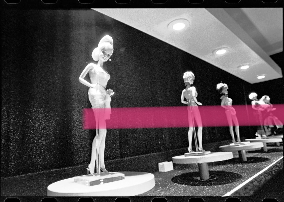 Negativo fotográfico original muñeca Barbie en primer plano exposición 35 aniversario Valencia 1995 35mm film Rare