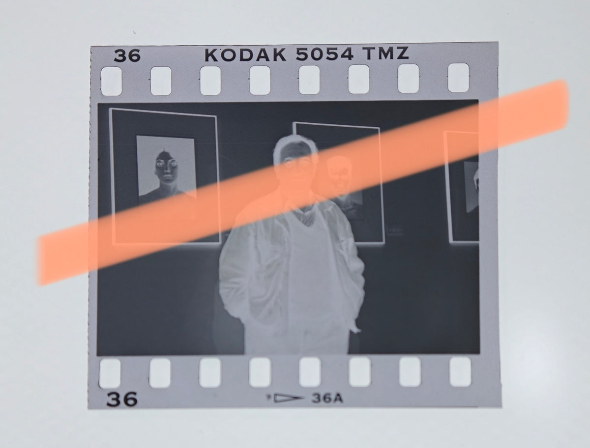 Originalfotonegativ Humberto Rivas vor seinen Fotografien IVAM Valencia 1996 35mm Film Selten