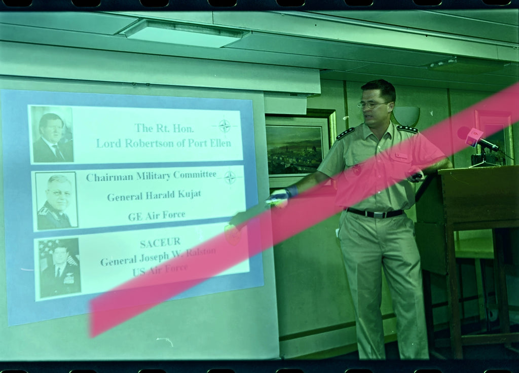 Negativo fotográfico original oficial militar briefing OTAN a bordo portaaviones británico HMS Ark Royal Alicante 2002 35mm film Rare