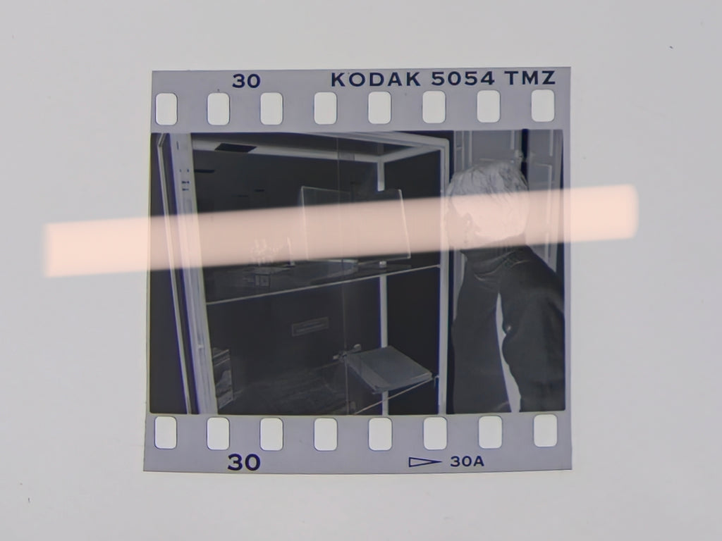Originales Fotonegativ eines Besuchers vor Dokumenten aus dem Nachlass von Max Aub, Ausstellung Segorbe 1995, 35-mm-Film, selten