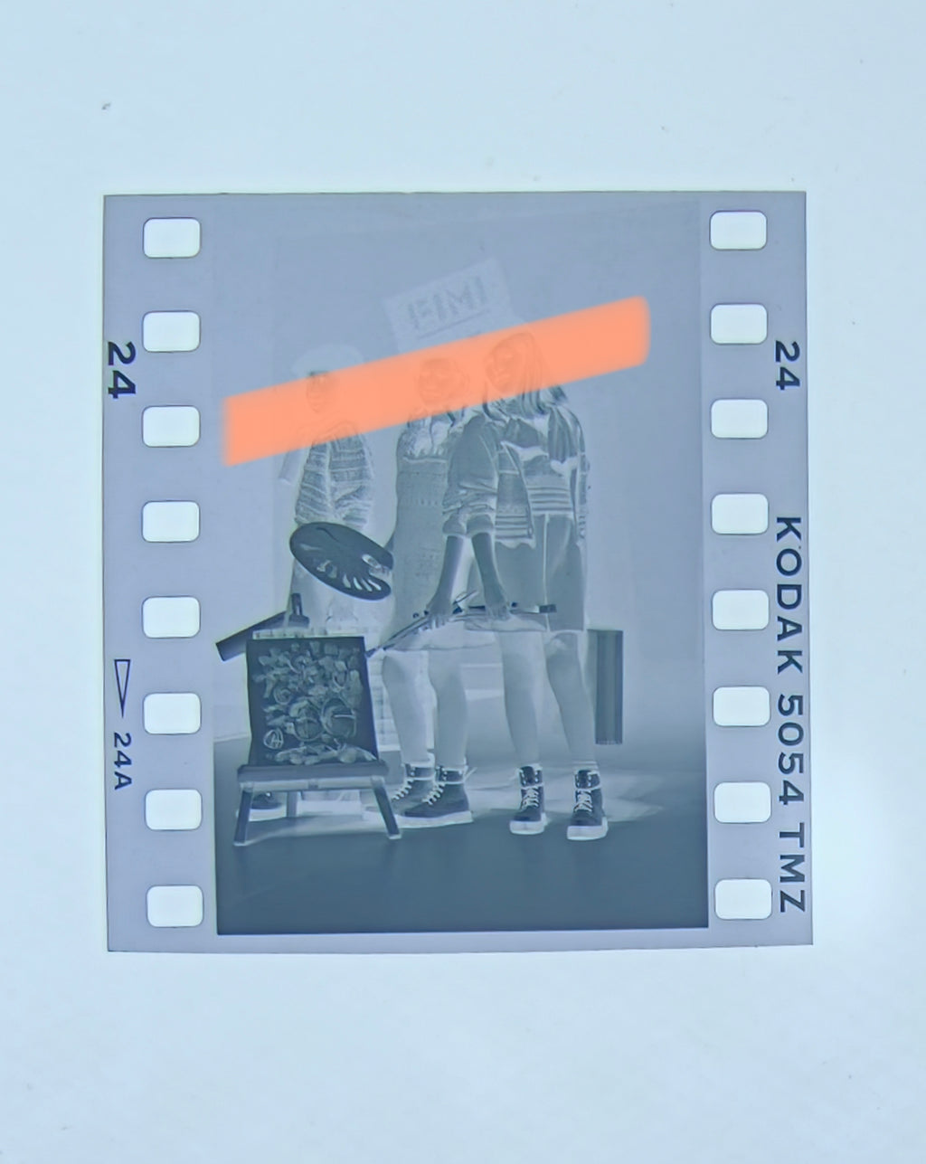 Negativo fotográfico original niñas con pinceles y paleta en pasarela moda infantil FIMI Valencia 1996 35mm film Rare