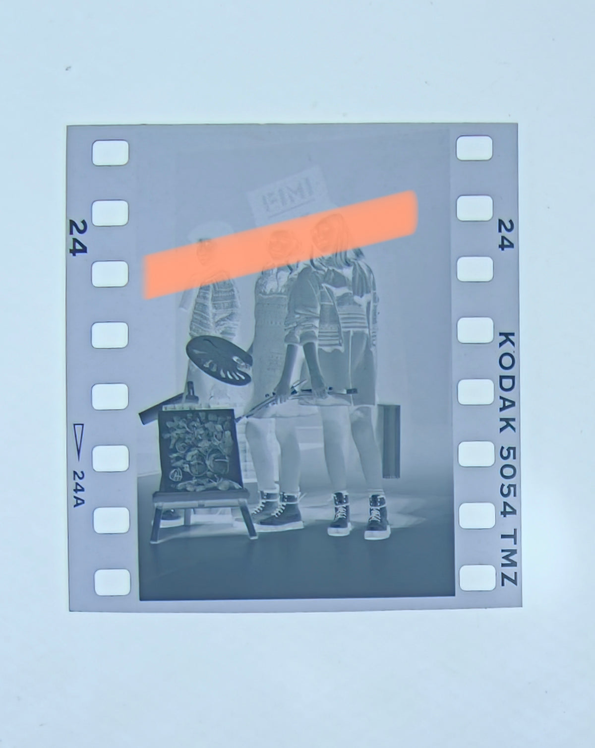 Negativo fotográfico original niñas con pinceles y paleta en pasarela moda infantil FIMI Valencia 1996 35mm film Rare