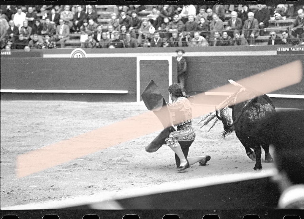 Negativo fotográfico original Cristina Sánchez novillera toreando de rodillas ante el toro Feria de Fallas Valencia 1992 35mm film Rare