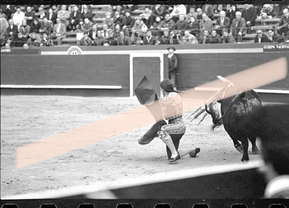 Negativo fotográfico original Cristina Sánchez novillera toreando de rodillas ante el toro Feria de Fallas Valencia 1992 35mm film Rare