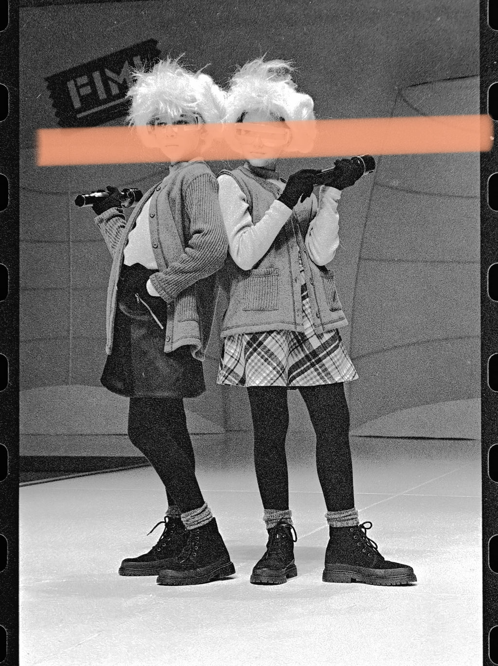 Negativo fotográfico original niñas con estilismo futurista en pasarela FIMI Feria Valencia 1996 35mm film Rare