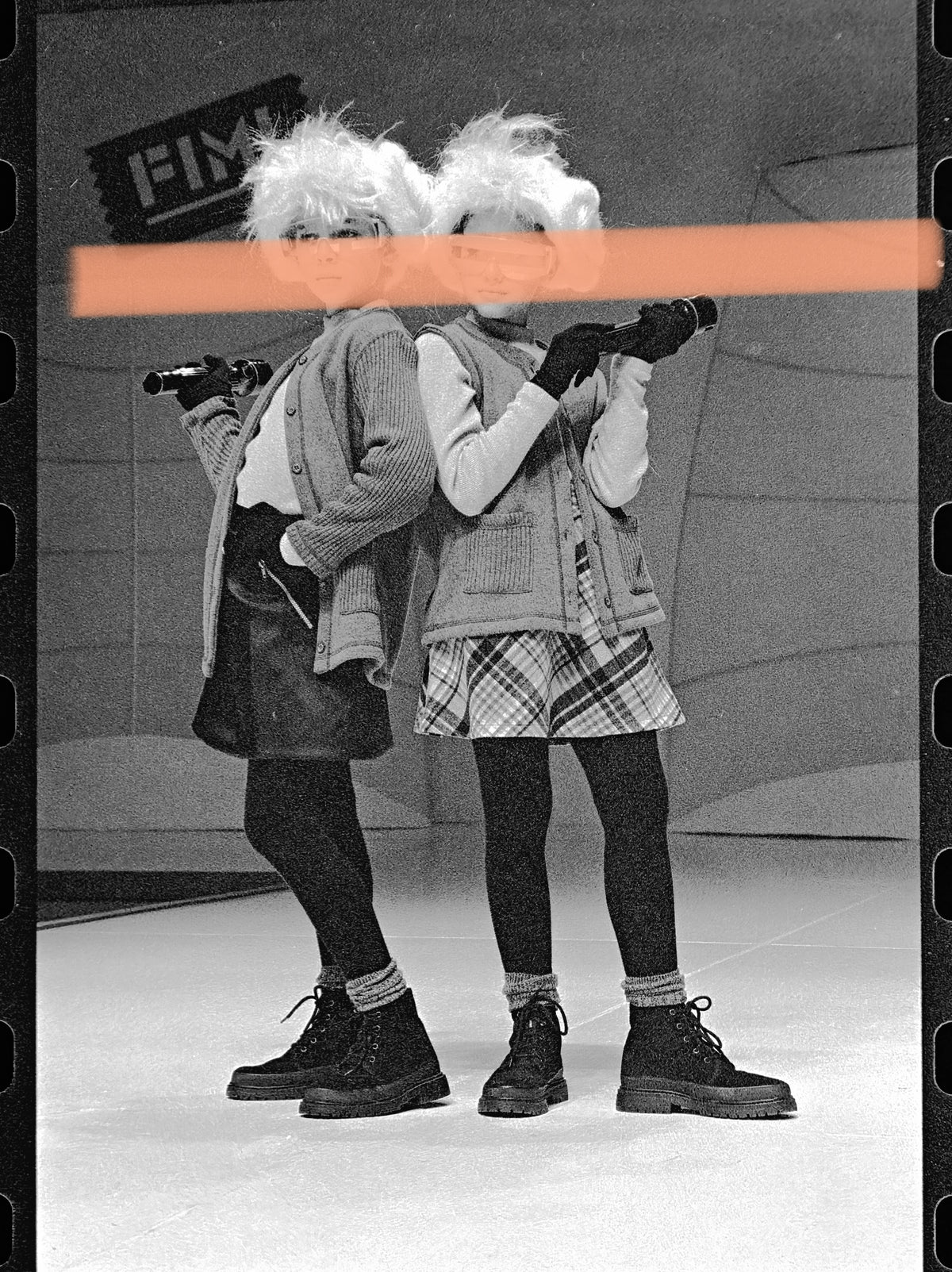 Negativo fotográfico original niñas con estilismo futurista en pasarela FIMI Feria Valencia 1996 35mm film Rare