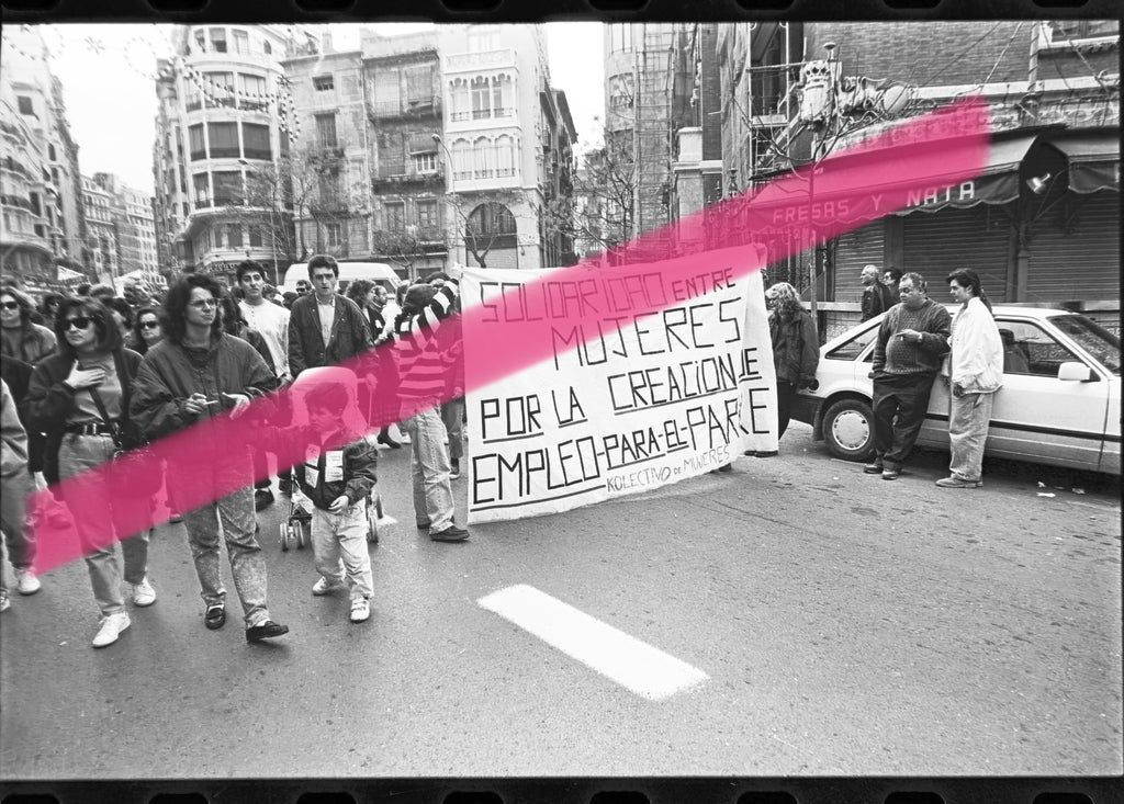 Originales Fotonegativ Arbeitskampf auf einer feministischen Demonstration am 8. März 1992 in Valencia 35mm-Film Selten