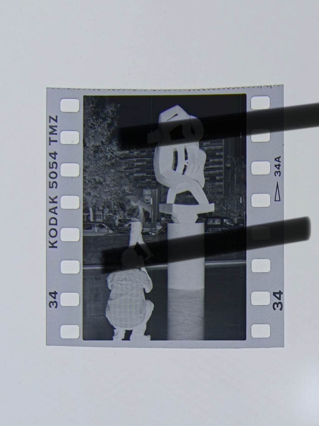Negativo fotográfico original fotógrafo ante escultura de Joaquín Torres-García exposición IVAM Valencia 1997 35mm film Rare