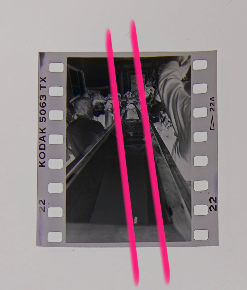 Negativo fotográfico original féretro del escritor y ensayista Joan Fuster ante medios de comunicación entierro Sueca Valencia 1992 35mm film Rare