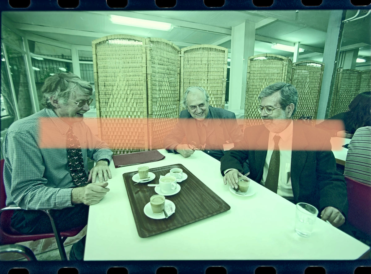 Original-Fotonegativ Alfons Cucó Miroslav Hroch Michael Mann Treffen im Restaurant Valencia 2000 35mm Film Selten