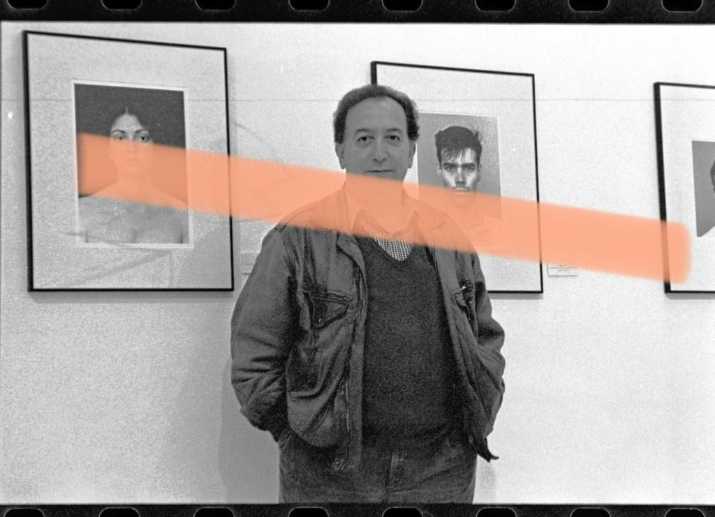 Originalfotonegativ Humberto Rivas vor seinen Fotografien IVAM Valencia 1996 35mm Film Selten