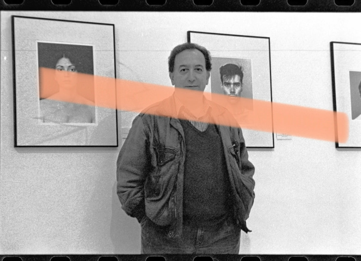 Originalfotonegativ Humberto Rivas vor seinen Fotografien IVAM Valencia 1996 35mm Film Selten