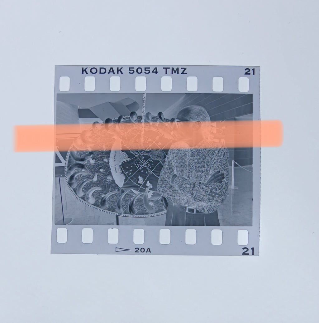 Originalfotonegativ Antoni Miralda im Profil neben einer Installation IVAM Valencia 1996 35mm Film Selten