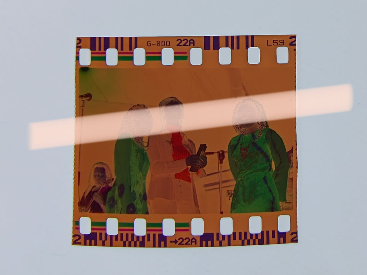 Negativo fotográfico original dúo musical Hijas del Sol junto a mujer y músico en escenario televisivo Valencia diciembre 1997 35mm film Rare
