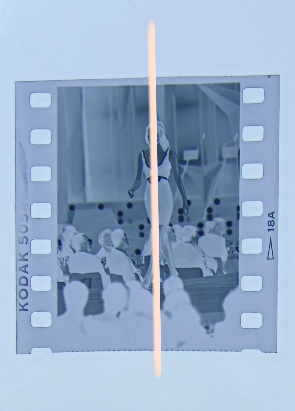 Negativo fotográfico original modelo en paso de pasarela ante el público Premios Nova Valencia 1997 35mm film Rare