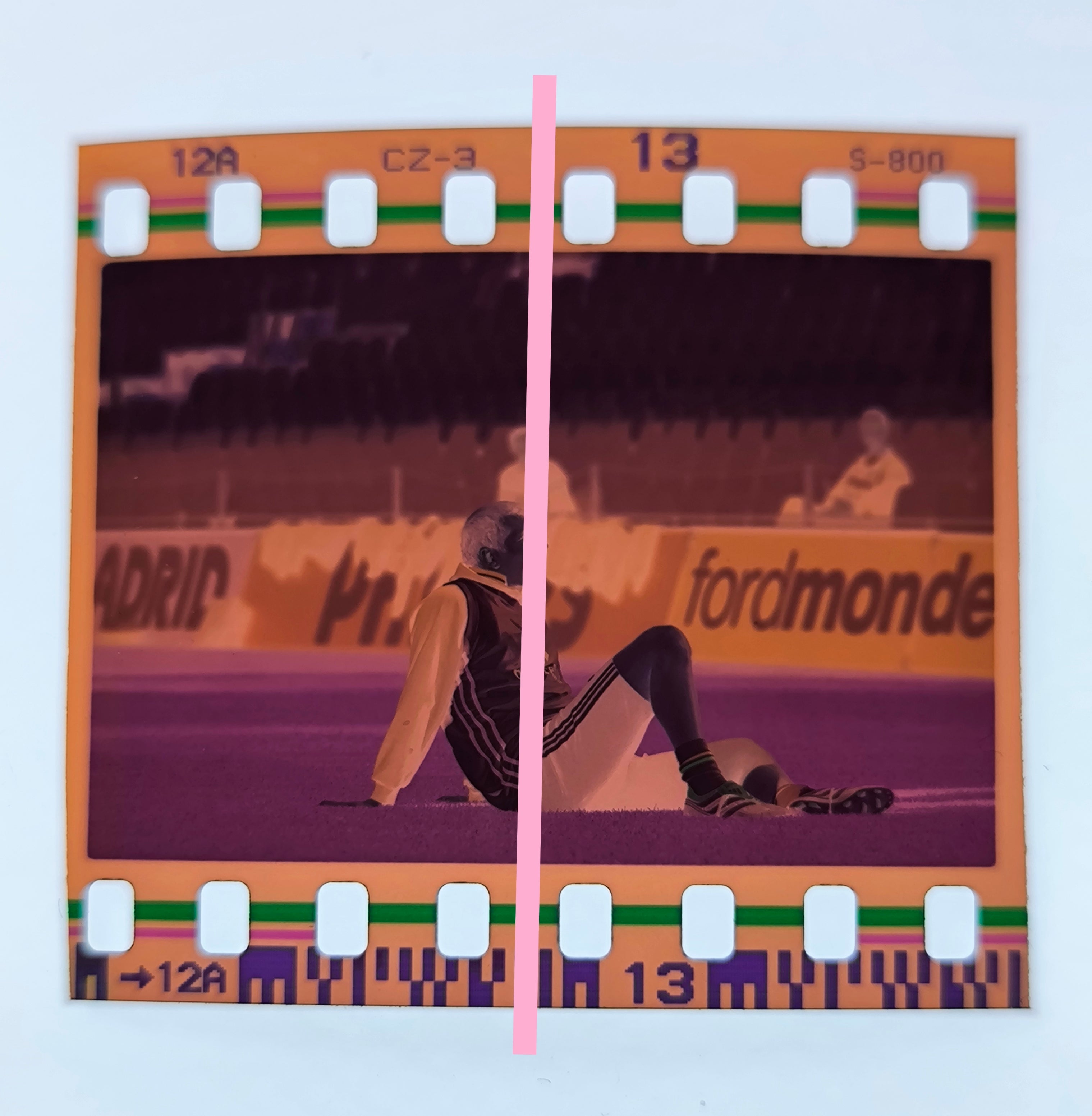 Negativo fotográfico original Zinedine Zidane Futbolista francés concentración con la selección francesa Futbol 35mm film Rare